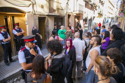 Agents dels Mossos han acompanyat la comitiva judicial durant el procés de desnonament.