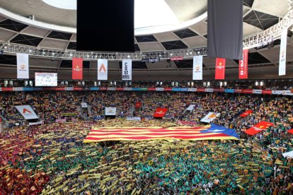 L'estelada desplegada al centre de la Tàrraco Arena Plaça durant l'himne dels Segadors just abans de l'inici del Concurs de castells de Tarragona.