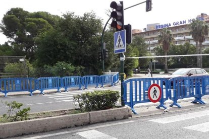 En la autovía de Reus –a la altura de la avenida Joan Fuster-, se ha optado para cerrar el paso a los peatones.