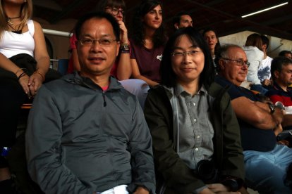 La xinesa Ancho Chuang i un amic en el concurs de castells de Tarragona.