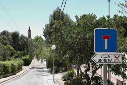 Entrada de la finca Villa Urrutia, que hace años albergó un restaurante y sala de banquetes.