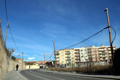 Un vial céntrico en Valls, la carretera del Plan, que discurre por dentro del núcleo urbano, y de palos de luz provisionales en este tramo.