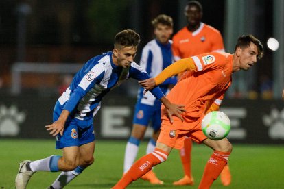 Imatge d'Isaac Cuenca en una jugada del partit de Copa Catalinya d'ahir davant de l'Espanyol B.