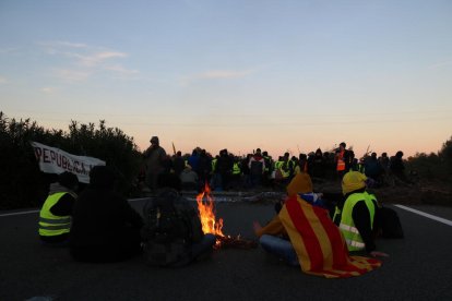 Els membres del CDR en una foguera feta al tall de l'AP7 a l'altura de l'Ampolla.