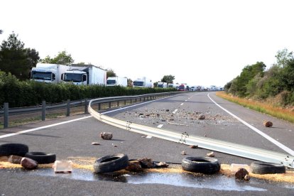 Les barreres per impedir que els vehicles circulessin en el tall de carretera fet pels membres del CDR a l'AP7 a l'altura de l'Ampolla.