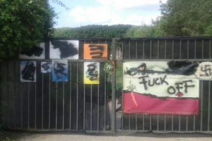 Los diferentes carteles de las puertas han sido pintados con un espray de color negro.