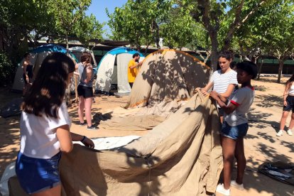 Voluntàries del camp de treball preparant l'acampada