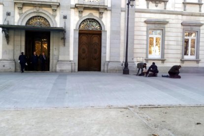 Imagen del momento que los agentes retienen a los militantes de Cerca en las puertas del Tribunal Supremo.