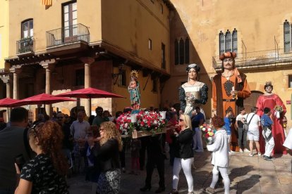 La imatge de la Mare de Déu del Roser al pla de la Seu, poc després de ser treta de la Catedral.