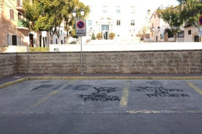 Imagen de las pintadas aparecidas en la plaza del Castell.