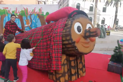 Un tió de Nadal de grans dimensions s'ha presentat aquest matí a la plaça dels Infants