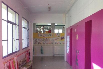 Imatge de treballs de pintura que s'han realitzat a l'Escola Marià Fortuny