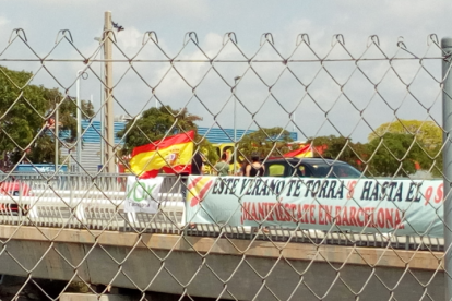 Imagen de la pancarta y las banderas españolas colgadas en el puente de las Gavarres.