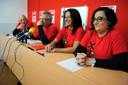 Els portaveus de Trens Dignes Ebre-Priorat, Cristina Bel, Montse Castellà, Josep Casadó i Valentí Marin.