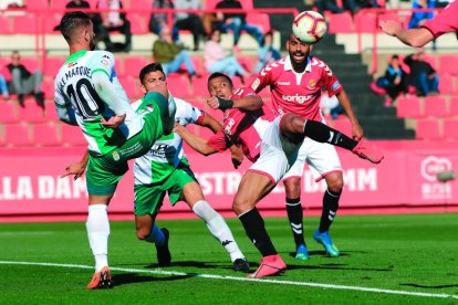 Uche en una acción del partido contra el Extremadura del sábado pasado en el Nou Estadi.