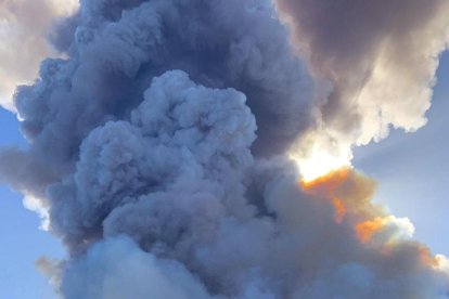 Imatge de l'erupció del volcà Stromboli.