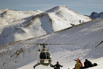 Imatge d'arxiu de la Guàrdia Civil fent un rescat