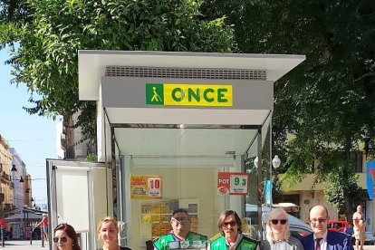 Presentación del nuevo chaleco identificativo de los vendedores de la ONCE en el quiosco de la Rambla Nova.