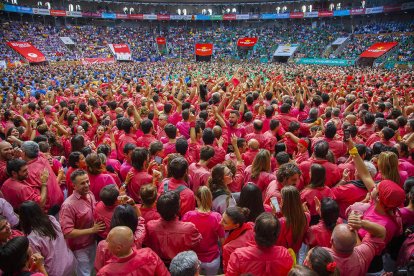 Els castellers de la Colla Vella a peu de plaça