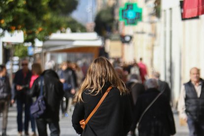 Una dona circulant en patinet elèctric.