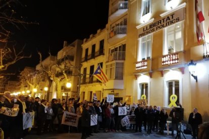 Imagen de una concentración ante|delante de el Ayuntamiento de Blanes.