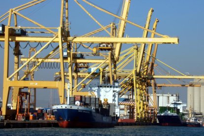 Un barco mercante en la terminal de mercancías en el Port de Barcelona.