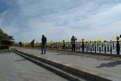 Imagen de los lazos amarillos colgados en el Balcó del Mediterrani.