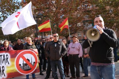 Un portaveu del partit d'extrema dreta Democràcia Nacional amb un megàfon, fent un discurs durant la concentració de veïns en contra de l'obertura d'una mesquita al barri tarragoní de Sant Pere i Sant Pau.