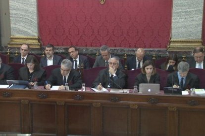 Las defensas de los acusados al juicio del 1-O en el Supremo durante el interrogatorio del teniente coronel de la Guardia Civil Daniel Baena.