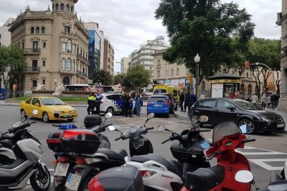 Hasta el lugar se han trasladado la Guardia Urbana, los Mossos D'Esquadra y el SEM.