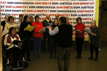 Diversos cantaires cantant nadales al Dipòsit del Rei Martí, a Barcelona.