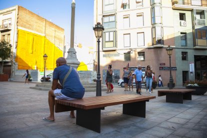 Uno de los bancos que se han estrenado en la plaza.