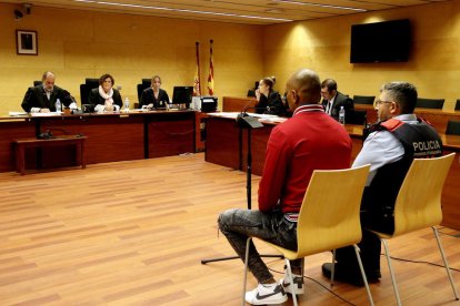 L'acusat que s'enfronta a 11 anys de presó per maltractar i agredir sexualment la seva ex, d'esquenes.