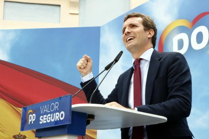 Pla mitjà lateral del president del PP, Pablo Casado, alçant el puny mentre intervé des d'un faristol en un míting de partit a Tarragona, el 17 d'abril del 2019