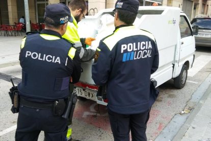 Dos agentes de la Policía Local con un trabajador de l