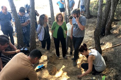 La consellera de Justícia, Ester Capella, visitant els treballs a la fossa del Mas del Primo, a Caseres.