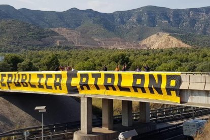 Imagen de la pancarta colgada en la N-340 en Alcanar.