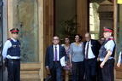 El president Torra, amb la seva dona i els seus advocats, a la sortida del TSJC després de declarar.