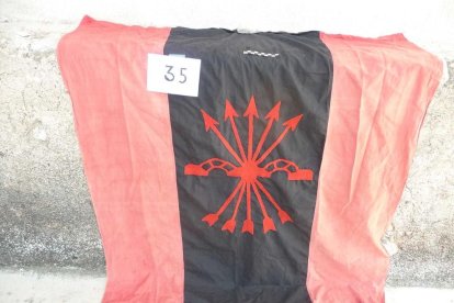 Bandera de Falange robada del museo del Camp d'Aviació de la Sénia.