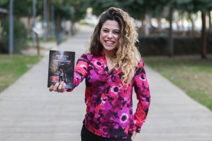 Pili Andreu amb el seu llibre, que aquest desembre ha engegat la segona edició.