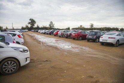 El descampat es trobava fins ara en situació d'alegalitat i s'hi podia estacionar.