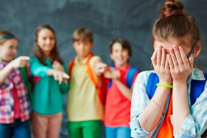 L'escola esdevé un espai insegur i traumàtic per l'infant.