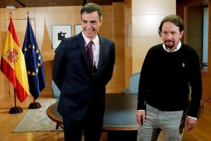 El presidente en funciones, Pedro Sánchez, y Pablo Iglesias, en el Congreso.