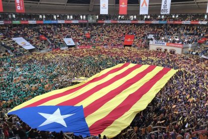 Imatge de la gran estelada que la 'viatjar' per la plaça, per sobre dels castellers.