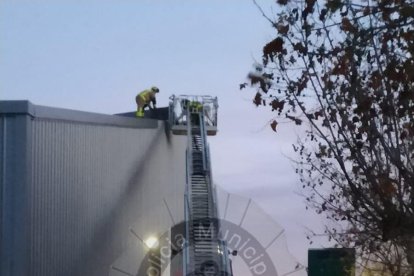 Els Bombers van retirar algunes planxes de la teulada i en van acollar d'altres.