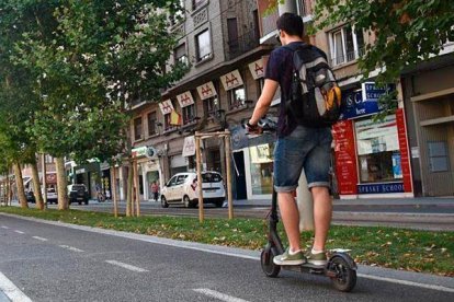 Imagen de archivo de un patinete eléctrico circulando por la calzada.