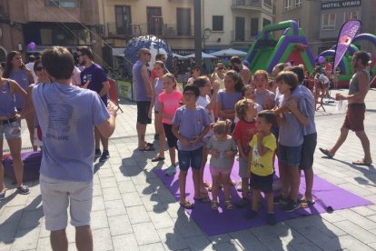 Un grup de nens fent una activitat amb la Colla Jove