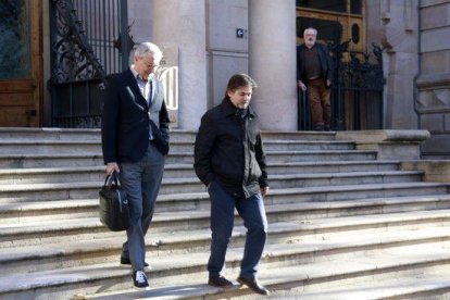 Oriol Pujol, acompañado por su abogado, Xavier Melero, bajando la escalinata del Palau de Justícia después de ser citado por la Audiencia de Barcelona para decidir sobre el ingreso a prisión por el llamado 'caso ITV'.