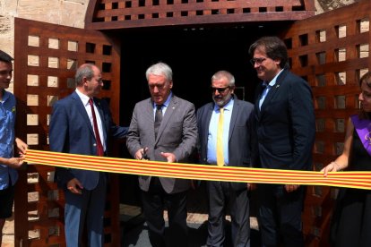 L'alcalde de Falset, Jaume Domènech; del president de la Diputació de Tarragona, Josep Poblet i de la resta d'autoritats en la inauguració del Castell de Falset-Museu Comarcal.