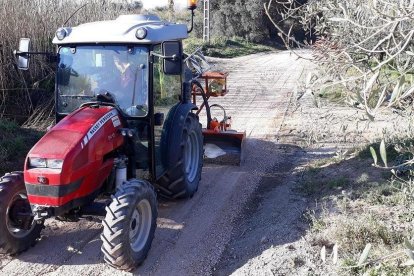 Las tareas consisten en la nivelación de los caminos y la reconstrucción de las cunetas.